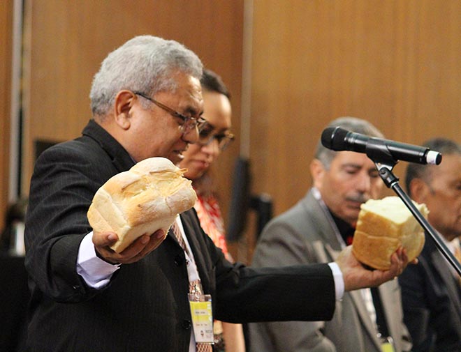 Jason Kioa sharing bread