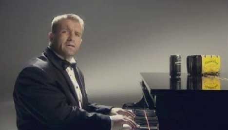 Shane Webcke at the piano in Hammer Reef TV ad