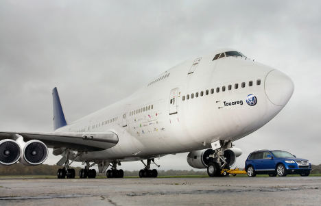 VW Touareg tows Jumbo 747