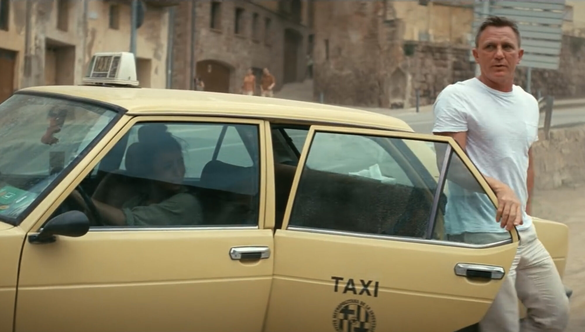 Daniel Craig with taxi in Heineken James Bond ad